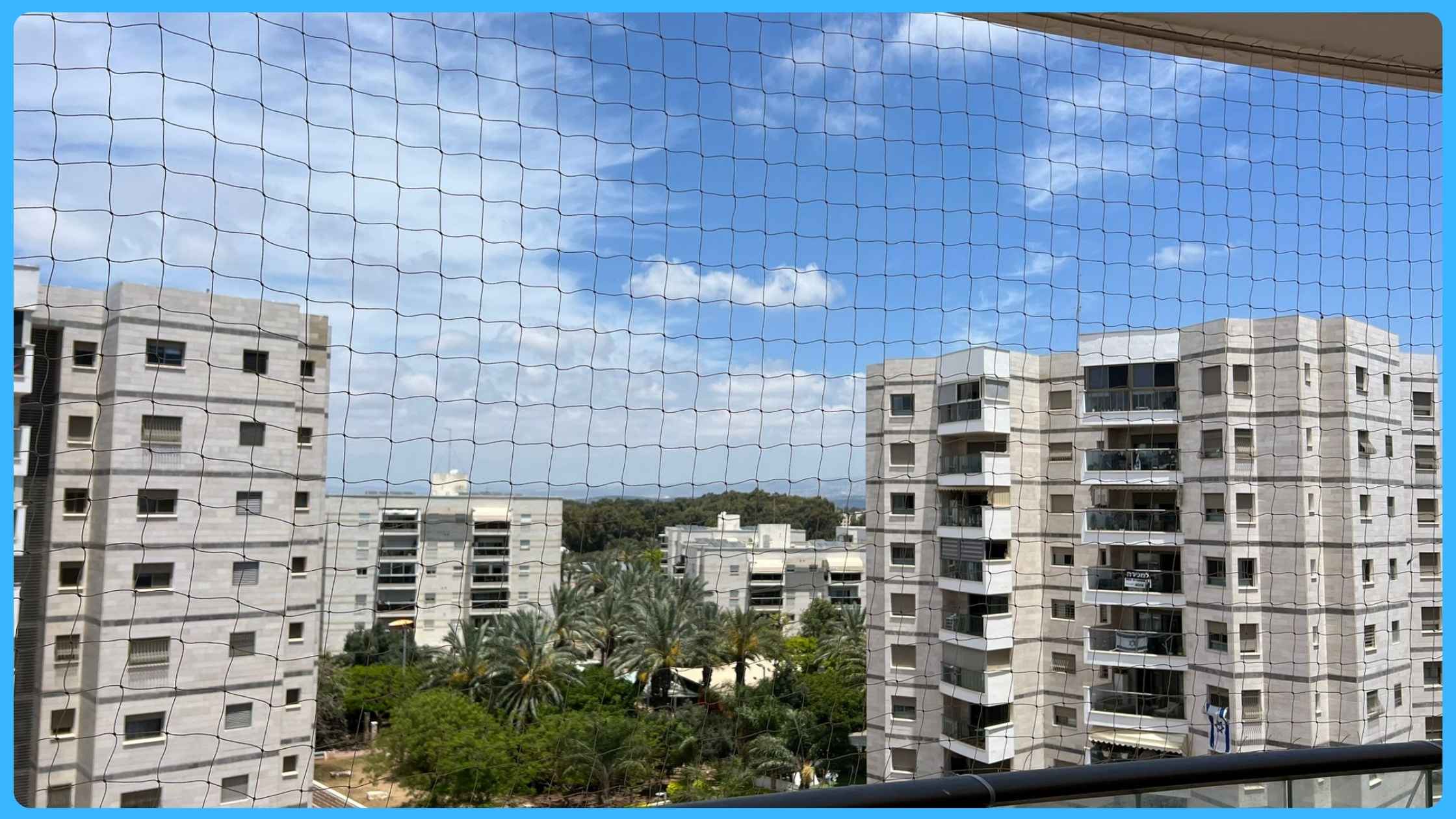רשת נגד יונים למרפסת בהרצליה רשת נגד יונים למרפסת בהרצליה - התקנת רשת שקופה מתוחה