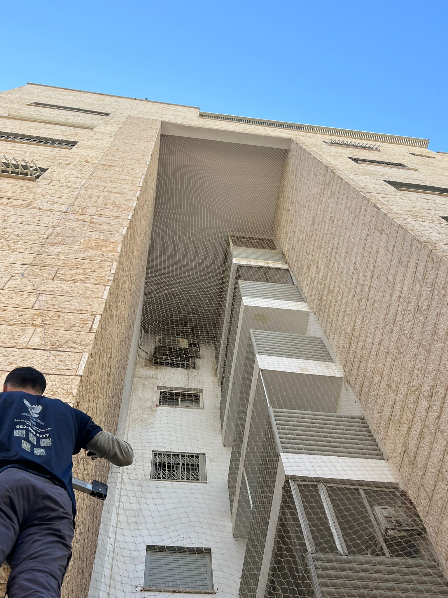 התקנת רשת נגד יונים לבניינים בתל אביב התקנת רשת נגד יונים לבניינים בתל אביב