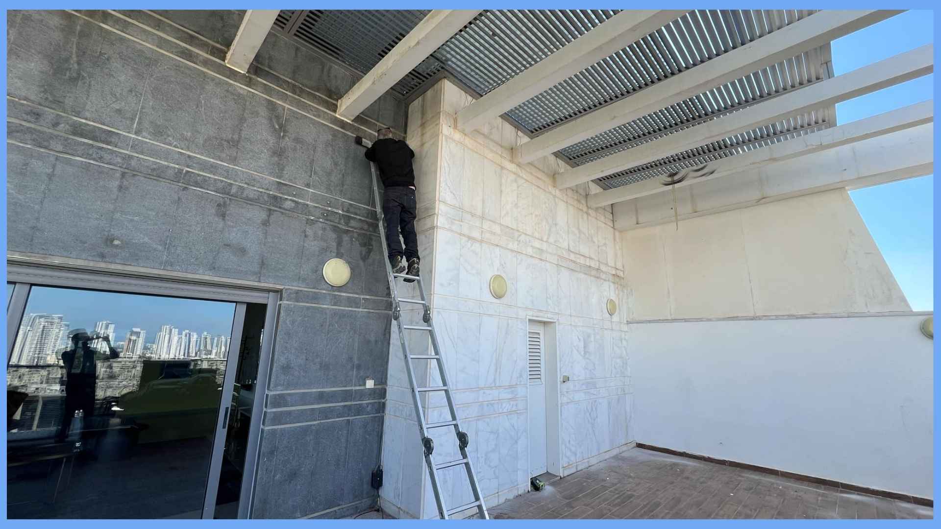 התקנת רשתות לפתחים וחלונות קטנים בגובה