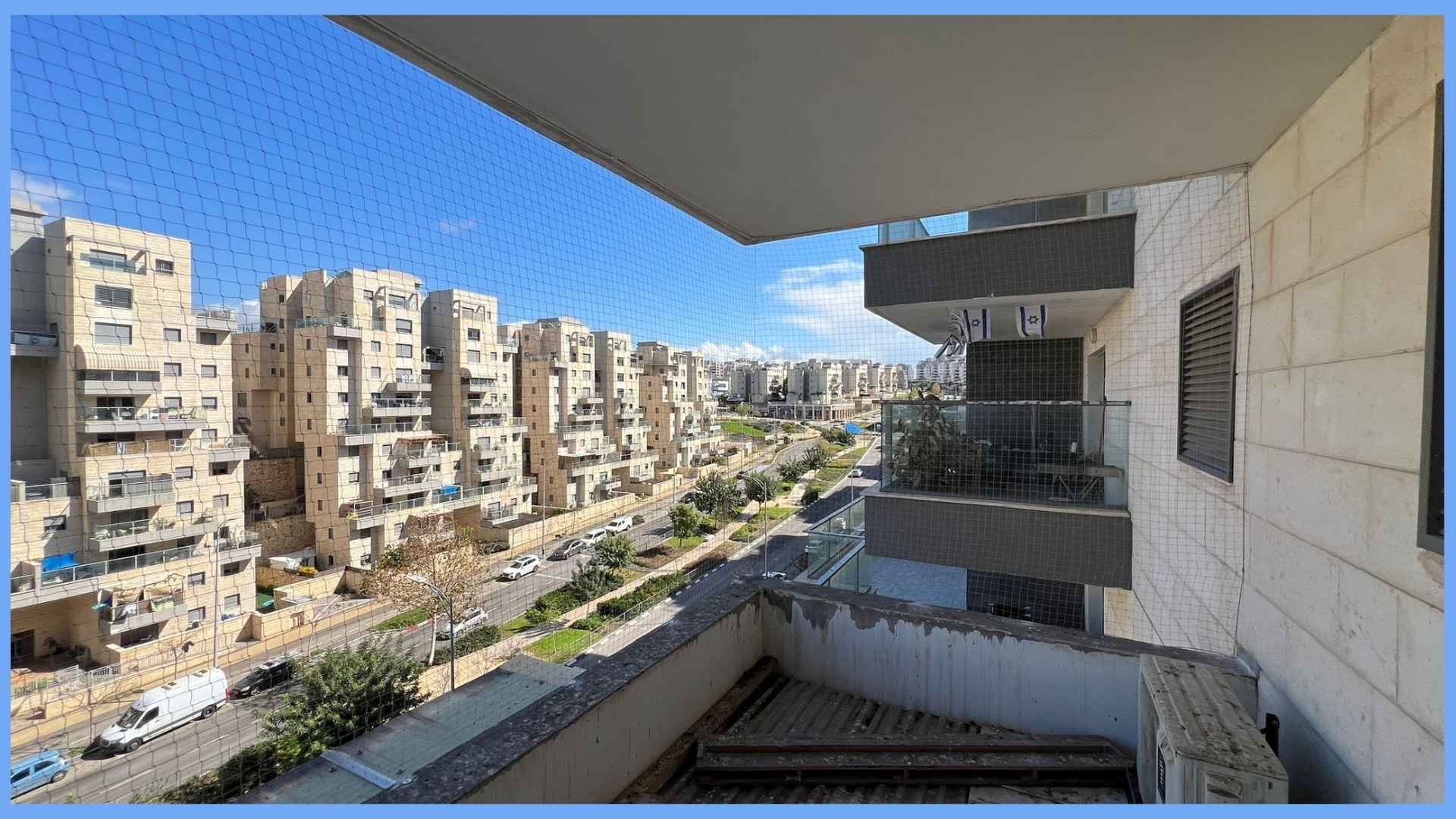 התקנת רשת נגד יונים במרפסת אחרי פינוי קן